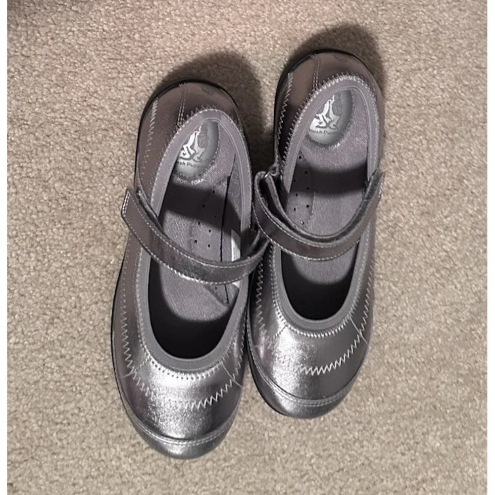 Hush‎ Puppies Girls Leather Silver Ballet Flats.  Size 3.5W Wide NWOT